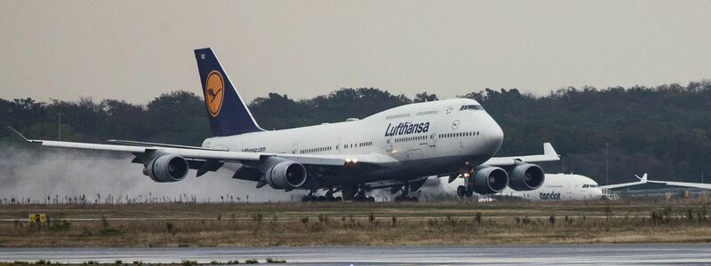 Eine Boeing 747 Jumbo-Jet der Lufthansa aus Tel Aviv rollt nach ihrer Landung zu ihrer Parkposition am Frankfurter Flughafen. - Foto: Hannes Albert/dpa-Pool/dpa