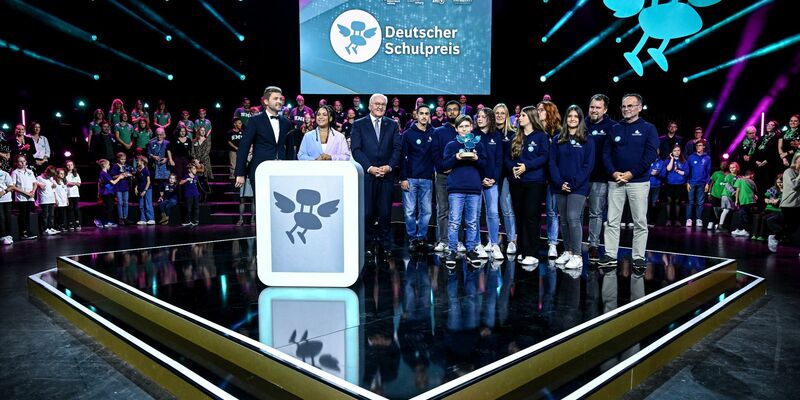 Bundespräsident Frank-Walter Steinmeier übergibt den Hauptpreis bei der Verleihung das Schulpreises 2023 an Schüler der Mittelschule Erlangen Eichendorffschule aus Bayern. - Foto: Britta Pedersen/dpa