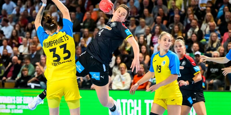 Deutschlands Handballerinnen sind mit einem Sieg gegen die Ukraine in die EM gestartet. - Foto: Marco Wolf/dpa