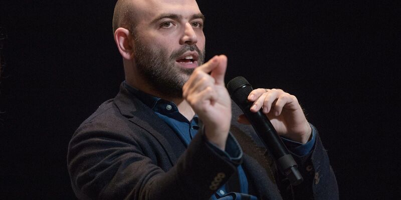 Der italienische Journalist und Schriftsteller Roberto Saviano. - Foto: Jörg Carstensen/dpa