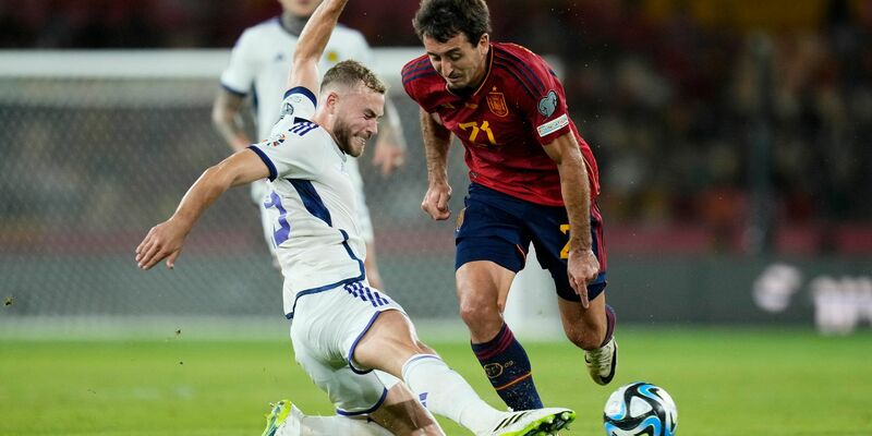 Die Schotten um Ryan Porteous (l) verpassten die vorzeitige Qualifikation für die EM in Deutschland. - Foto: Jose Breton/AP