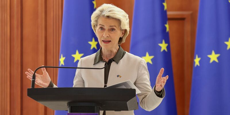 EU-Kommissionspräsidentin Ursula von der Leyen (l) wird am Freitag nach Israel reisen. - Foto: Aurel Obreja/AP/dpa