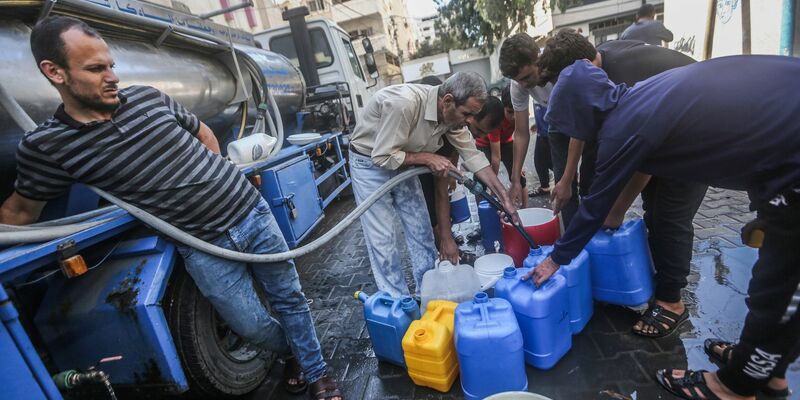 In Gaza-Stadt wird Trinkwasser verteilt. Nach dem Massaker der islamistischen Hamas in Israel bombardiert die Armee des Landes den dicht besidelten Gazastreifen. - Foto: Mohammed Talatene/dpa