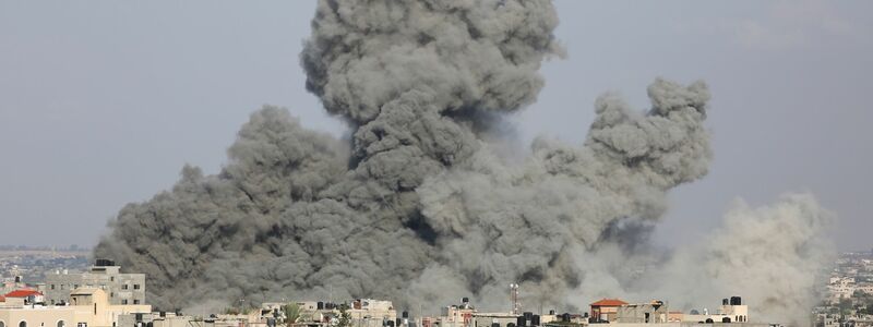 Rauch steigt nach israelischen Luftangriffen über Gebäuden in Rafah auf. - Foto: Hatem Ali/AP/dpa
