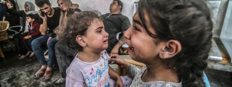 Palästinensische Kinder warten nach einem israelischen Luftangriff auf medizinische Hilfe. - Foto: Abed Rahim Khatib/dpa
