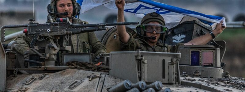 Israelische Soldaten in Sderot nahe der Grenze zwischen Israel und Gaza. - Foto: Ilia Yefimovich/dpa