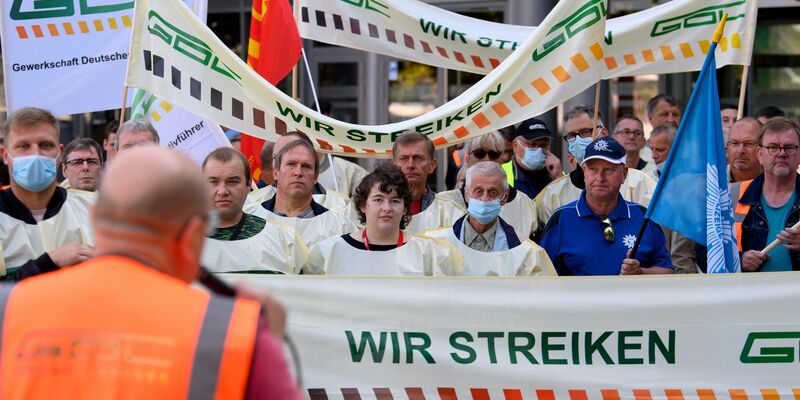 Eine Kundgebung der Gewerkschaft Deutscher Lokomotivführer (GDL) vor dem Hauptbahnhof in Magdeburg. - Foto: Soeren Stache/dpa-Zentralbild/dpa