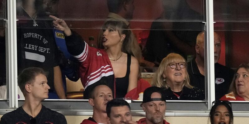 Pop-Superstar Taylor Swift schaute sich das Spiel der Kansas City Chiefs gegen die Denver Broncos live im Stadion an. - Foto: Charlie Riedel/AP