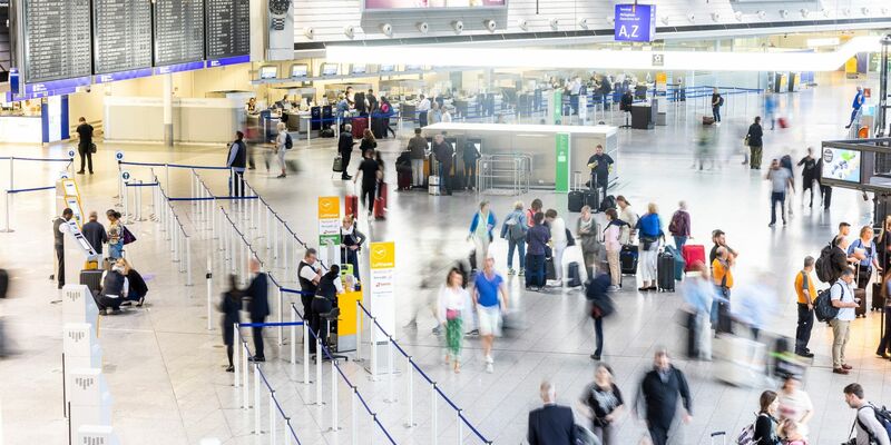 Im September 2023 sind deutlich mehr Menschen als im Vorjahr vom Flughafen in Frankfurt abgeflogen. - Foto: Helmut Fricke/dpa
