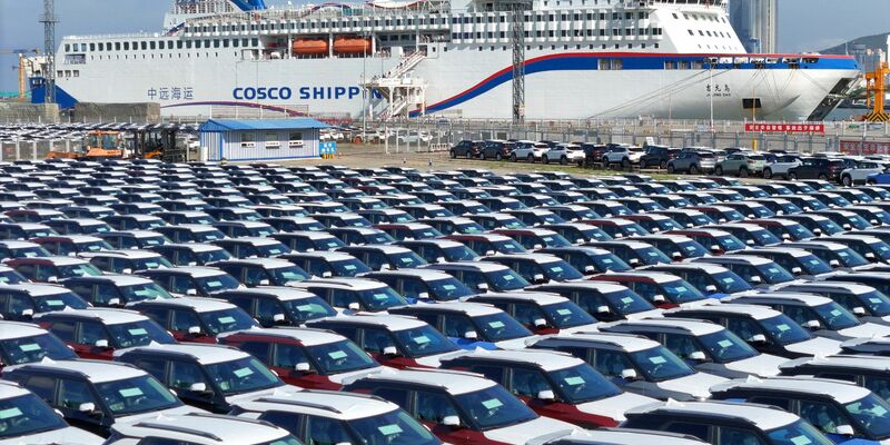 Neuwagen warten auf einer Werft in Yantai in der ostchinesischen Provinz Shandong auf ihren Transport. Die Entwicklung des chinesischen Außenhandels war im September erneut rückläufig. - Foto: Uncredited/CHINATOPIX/AP/dpa