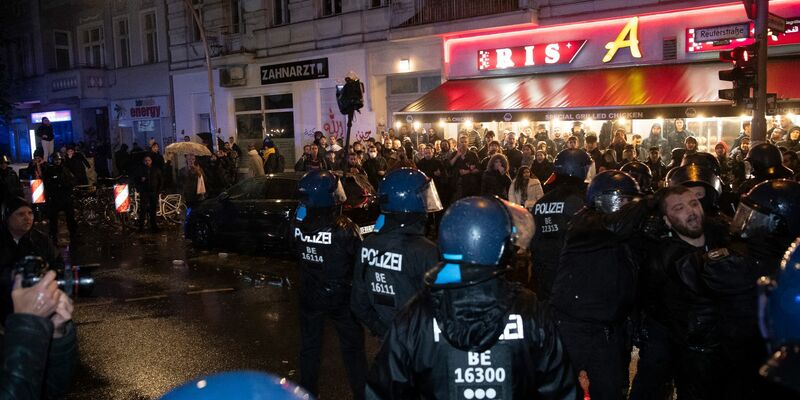 In Berlin-Neukölln versammelten sich am vergangenen Wochenende etwa 50 Menschen zu einer laut Polizei pro-palästinensischen Demo. - Foto: Paul Zinken/dpa
