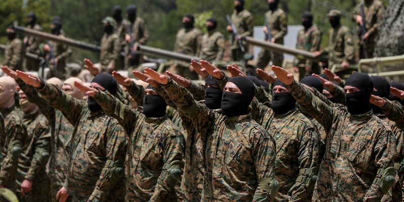 Pro-iranische Hisbollah-Kämpfer legen während einer inszenierten Militärübung in einem Lager im südlibanesischen Dorf Aramta einen Eid ab. - Foto: Marwan Naamani/dpa