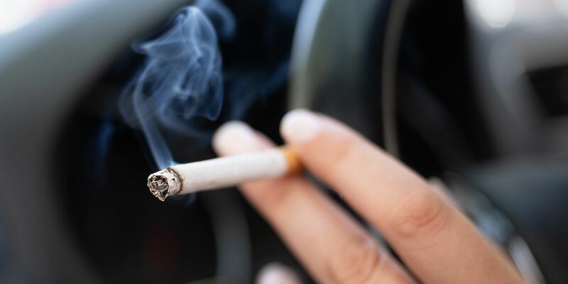 Kinderärzte kritisieren das Aus für das Rauchverbot im Auto. - Foto: Sebastian Kahnert/dpa