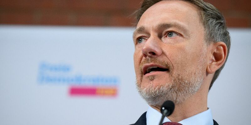 Christian Lindner will Leistungen für Geflüchtete auf den Prüfstand stellen. - Foto: Bernd von Jutrczenka/dpa