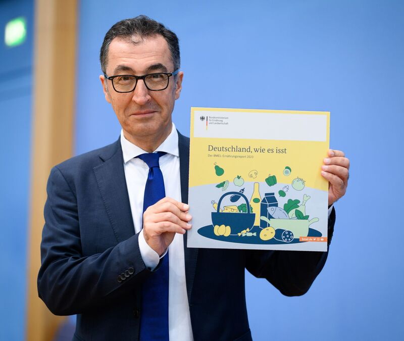 Cem Özdemir (Bündnis 90/Die Grünen), Bundesminister für Ernährung und Landwirtschaft, stellt in der Bundespressekonferenz den «Ernährungsreport 2023» vor. - Foto: Bernd von Jutrczenka/dpa