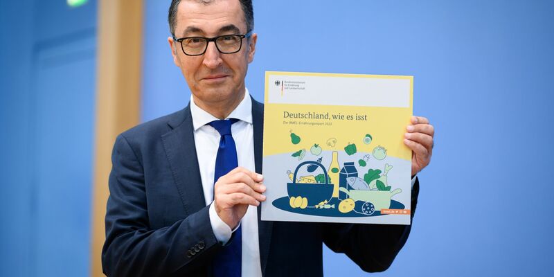 Cem Özdemir (Bündnis 90/Die Grünen), Bundesminister für Ernährung und Landwirtschaft, stellt in der Bundespressekonferenz den «Ernährungsreport 2023» vor. - Foto: Bernd von Jutrczenka/dpa