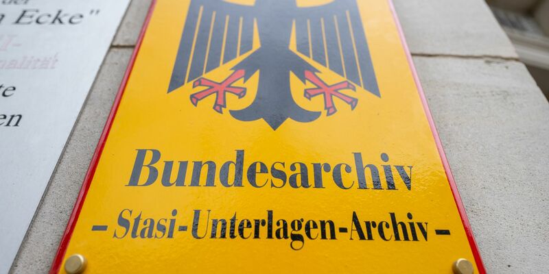 Jährlich werden immer noch rund 30.000 Anträge auf Einsicht in Stasi-Akten gestellt. - Foto: Hendrik Schmidt/dpa