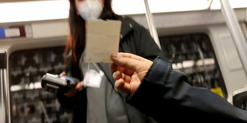 Fahrkartenkontrolle (Archiv) - Foto: über dts Nachrichtenagentur