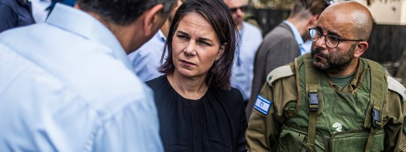 Außenministerin Annalena Baerbock hat Israel und seiner Bevölkerung nach dem blutigen Angriff der islamistischen Hamas die deutsche Solidarität versichert. - Foto: Ilia Yefimovich/dpa
