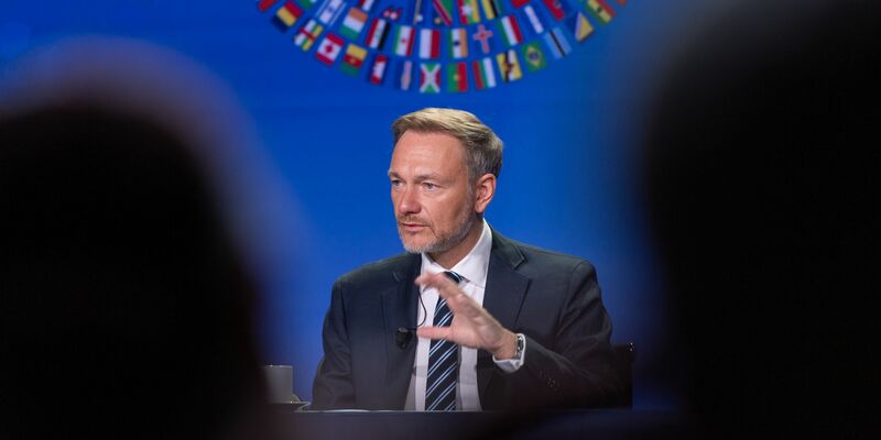 Christian Lindner (FDP), Bundesminister der Finanzen, spricht bei einer Pressekonferenz bei der Jahrestagung des Internationalen Währungsfonds und der Weltbank in Marrakesch. - Foto: Christophe Gateau/dpa