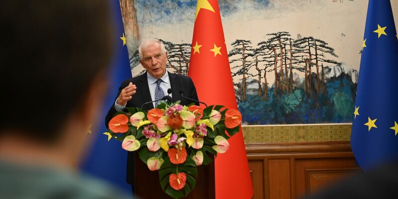 Der EU-Außenbeauftragte Josep Borrell spricht auf einer Pressekonferenz am Rande eines strategischen EU-China-Dialogs in Peking. - Foto: Johannes Neudecker/dpa