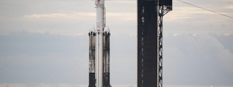 Eine SpaceX Falcon Heavy Rakete mit der Psyche-Sonde an Bord wird für den Start  in Cape Canaveral, Florida, vorbereitet. - Foto: Aubrey Gemignani/Nasa/Planet Pix via ZUMA Press Wire/dpa