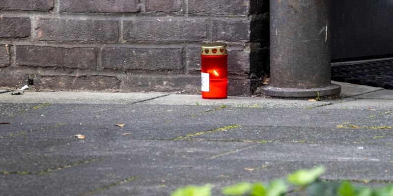 Eine Kerze vor dem Wohnhaus der Familie in Dinslaken. Nach dem Vater ist nun auch die Mutter der Dreijährigen festgenommen worden. - Foto: Christoph Reichwein/dpa