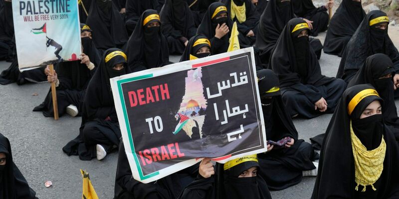 Anhängerinnen der religiösen, muslimischen Organisation «Jamaat-e-Islami» nehmen in Lahore an einer Demonstration gegen die israelischen Luftangriffe auf den Gazastreifen und zur Solidarität mit den Palästinensern teil. - Foto: K.M. Chaudary/AP/dpa