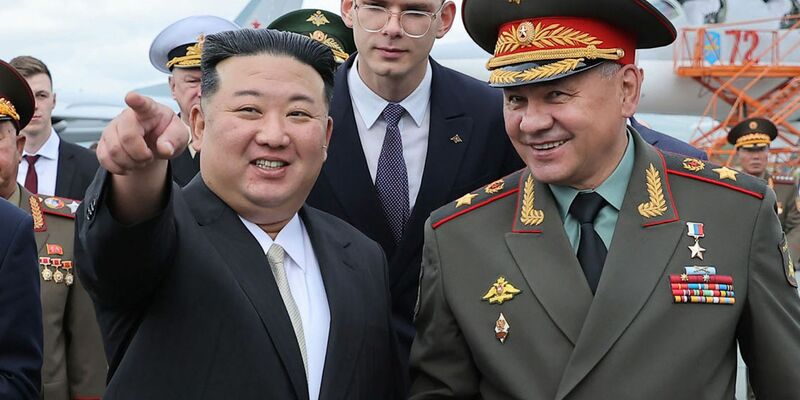 Nordkoreas Machthaber Kim Jong Un (l.) bei einem Besuch im September neben dem russischen Verteidigungsminister Sergej Schoigu auf dem internationalen Flughafen von Wladiwostok. - Foto: Uncredited/kcna/dpa
