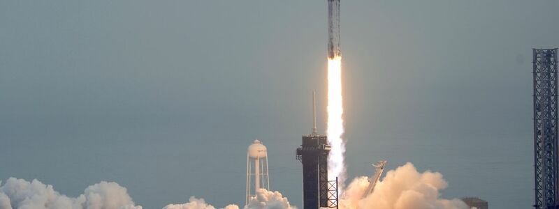 Eine Falcon-Heavy-Rakete von SpaceX soll die Nasa-Raumsonde «Psyche» zu einem gleichnamigen, metallreichen Asteroiden bringen. - Foto: John Raoux/AP/dpa