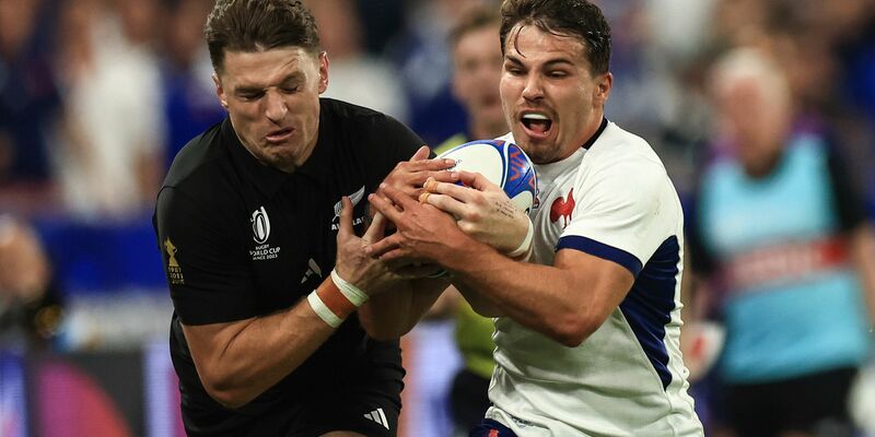 Frankreichs Rugby-Star Antoine Dupont (r) wird am Sonntag voraussichtlich wieder auf dem Platz stehen. - Foto: Aurelien Morissard/AP/dpa