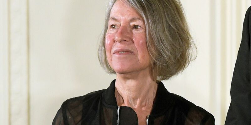 Die Dichterin Louise Glück am 22. September 2016 bei einer Zeremonie zu ihrer Ehrung mit der National Humanities Medal der USA im East Room des Weißen Hauses in Washington. - Foto: Susan Walsh/AP