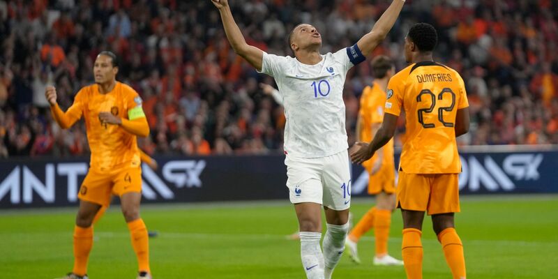 Die Niederländer verloren gegen die Franzisen um Kylian Mbappé (M.). - Foto: Peter Dejong/AP/dpa
