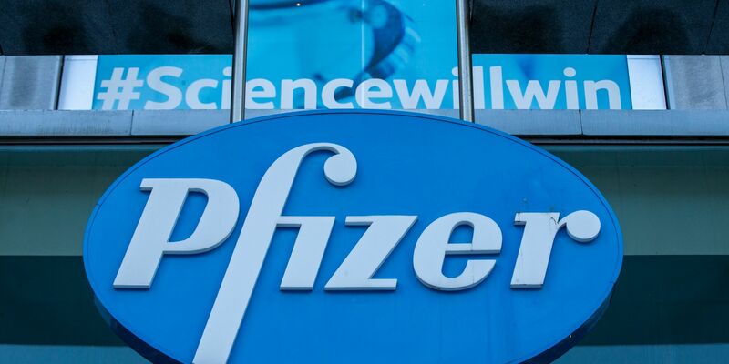 Das Logo des Pharma-Riesen Pfizer. - Foto: Nicolas Maeterlinck/BELGA/dpa