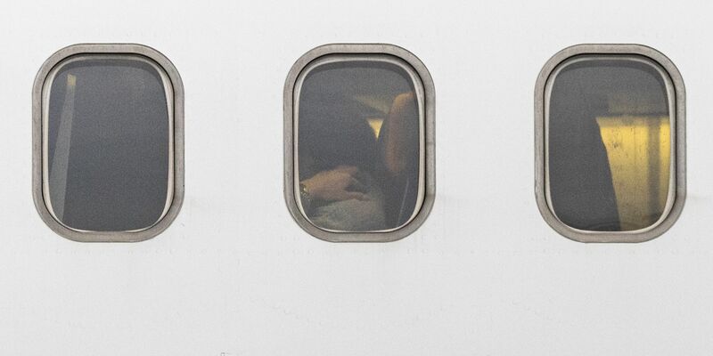 Aus Israel kommende Passagiere warten in einer Lufthansa-Maschine am Flughafen Frankfurt/Main auf den Ausstieg. - Foto: Hannes P. Albert/dpa