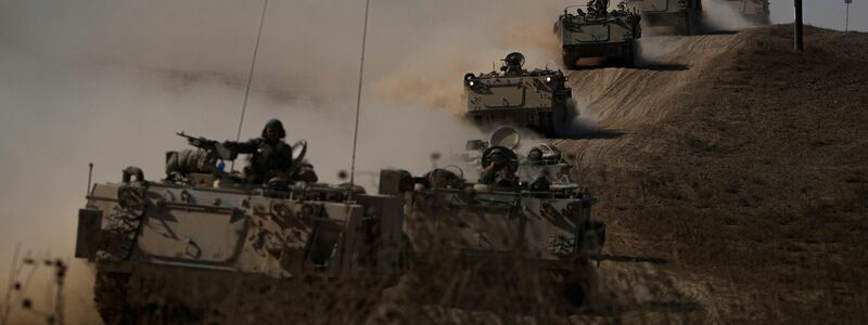Israelische Panzer fahren auf die Grenze zum Gazastreifen im Süden Israels zu. - Foto: Ariel Schalit/AP/dpa