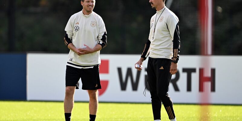 Bundestrainer Julian Nagelsmann (l) lobt seinen Co-Trainer Sandro Wagner. - Foto: Federico Gambarini/dpa