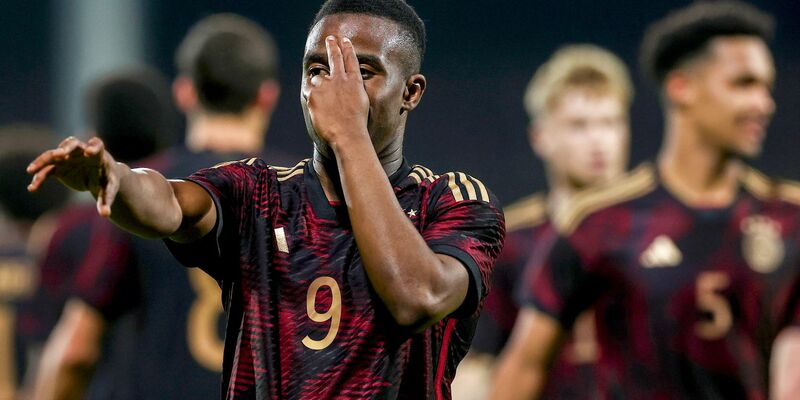 Schnürte in Bulgarien einen Dreierpack: Youssoufa Moukoko. - Foto: Borislav Troshev/dpa