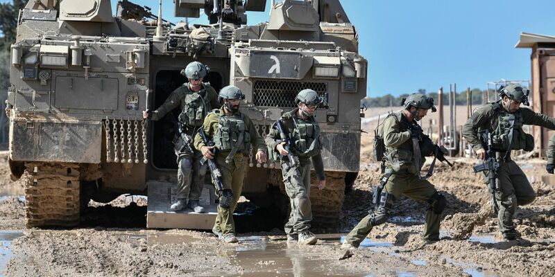 Israelische Soldaten steigen aus einem gepanzerten Fahrzeug nahe der Grenze zwischen Israel und Gaza im Süden Israels. - Foto: JINI/XinHua/dpa