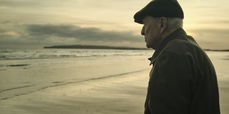 Michael Caine als Bernie Jordan in dem Film «In voller Blüte». Im Alter von 90 Jahren hat der britische Schauspieler sein Karriereende bestätigt. - Foto: -/Leonine Studios/dpa