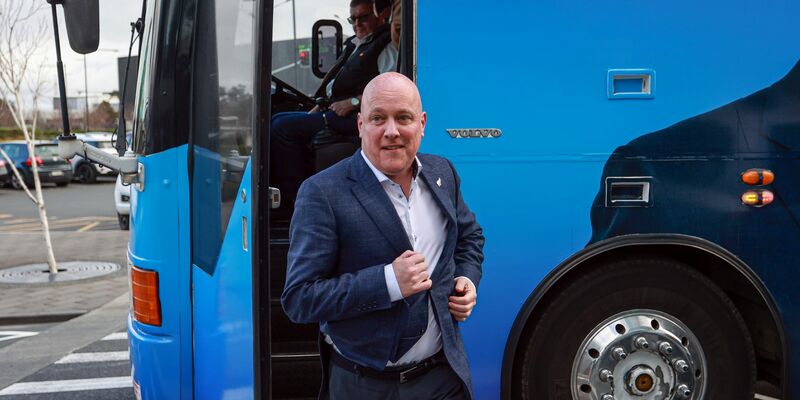 Die konservative National Party mit ihrem Spitzenkandidaten Christopher Luxon kommt nach sechs Jahren zurück an die Macht. - Foto: Shane Wenzlick/AAP/dpa