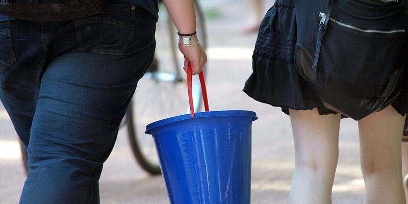 Zwei Frauen tragen einen Wassereimer (Archiv) - Foto: über dts Nachrichtenagentur