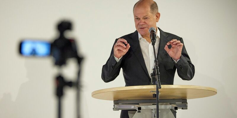 Bundeskanzler Olaf Scholz (SPD) zeigt sich nach dem Migrationsgipfel zuversichtlich. - Foto: Jörg Carstensen/dpa