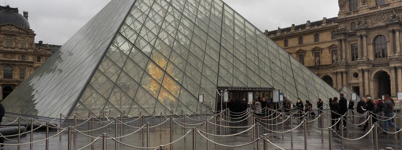 Der Louvre in Paris ist wegen einer Bombendrohung am Samstag geräumt worden. - Foto: Christian Böhmer/dpa