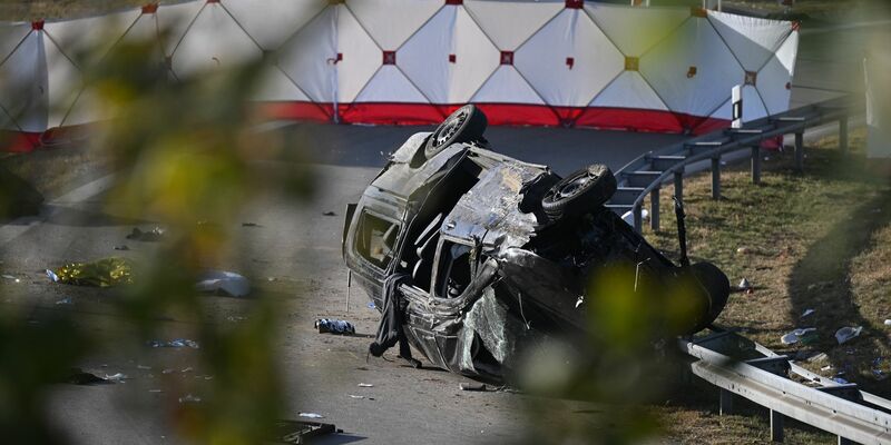 Beim Unfall eines mutmaßlichen Schleuserfahrzeugs auf der Autobahn 94 sind sieben Menschen gestorben und mehrere schwer verletzt worden. - Foto: Sven Hoppe/dpa
