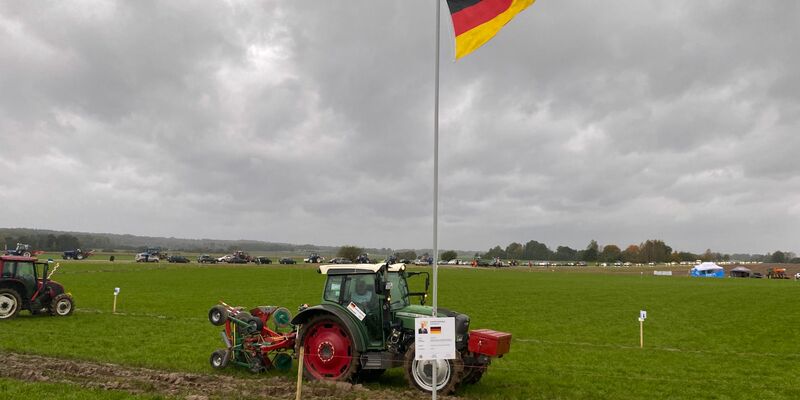 Das Wettbewerbs-Terrain des deutschen Teilnehmers Stefan Oechsle. In Lettland messen sich an diesem Wochenende die besten Pflüger der Welt. - Foto: Alexander Welscher/dpa