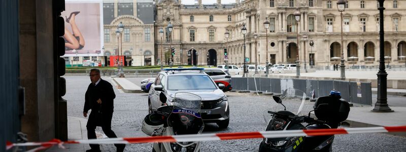 Die Polizei hat den Bereich um den Louvre mit Flatterband abgesperrt. - Foto: Thomas Padilla/AP/dpa