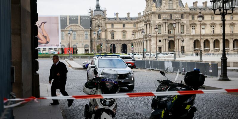Die Polizei hat den Bereich um den Louvre mit Flatterband abgesperrt. - Foto: Thomas Padilla/AP/dpa