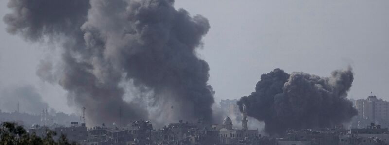 Rauch steigt im Gazastreifen nach einem israelischen Luftangriff auf. - Foto: Leo Correa/AP/dpa