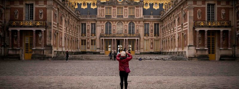 Die Tore von Schloss Versailles bleiben vorerst geschlossen. - Foto: Lionel Bonaventure/AFP/dpa